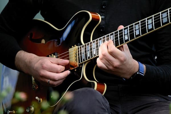 guitar 4280306 640 1 1