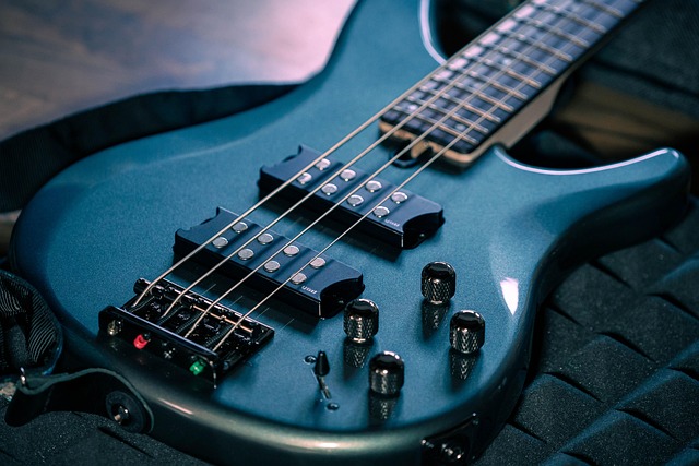 E-Bass in Nahaufnahme – ideal für Einsteiger, die ihren erstes E Bass Set kaufen möchten