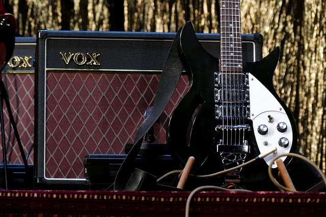 E Gitarren Set mit schwarzer E-Gitarre und VOX-Verstärker – perfekt für Anfänger und Rock-Einsteiger