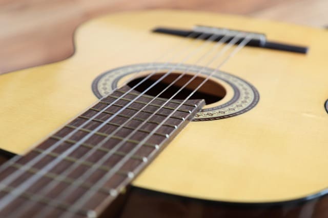 Flamenco Gitarre Nahaufnahme mit hellem Korpus, Schallloch und Rosette – Symbolbild für Flamenco Gitarre lernen